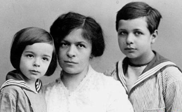 爱因斯坦|爱因斯坦智商惊人,三个子女倒有两个是疯子?其原因令人扼腕叹息