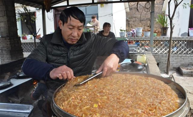 【粉条】大爷自制“独家小吃”15一斤，想吃要靠预定，去晚了连门都进不去
