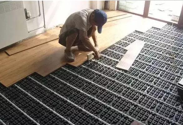 []新房地暖该铺铺瓷砖还是地板，多年装修经验师傅良心答案！