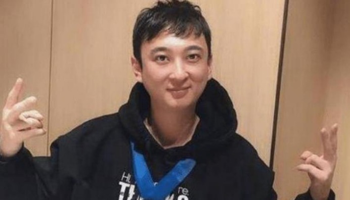 「狄仁杰」好惨！LOL玩家每月给女友5W零花钱，却发现女方喜欢多人运动