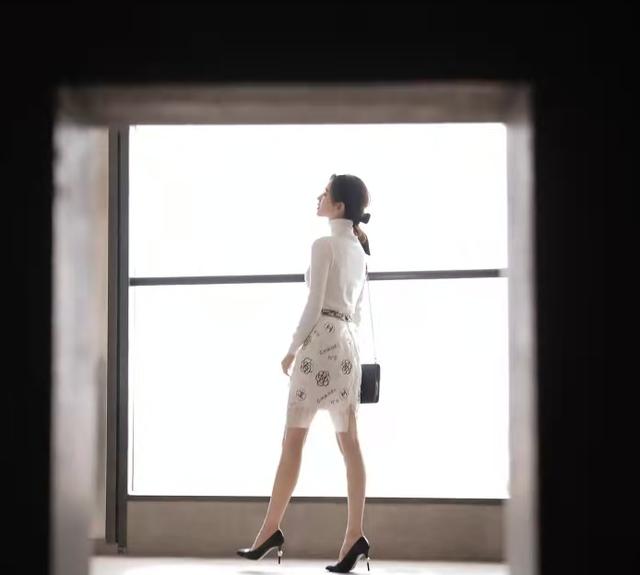 马思纯|杨幂穿露脐装玩性感！刘诗诗穿白衣气质稳赢，马思纯瘦身成功超美