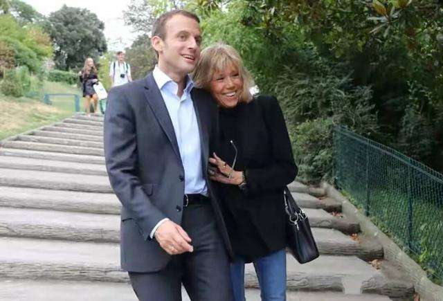 法国总统：法国总统挺爷们！领大25岁老婆玩像哄小孩，老婆一头扎他怀里撒娇