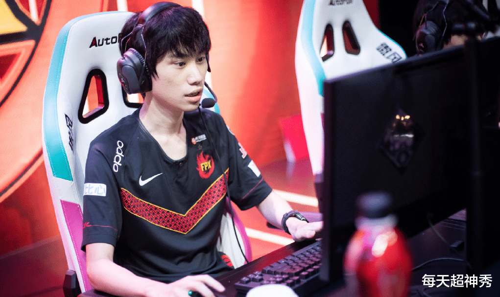 Uzi|开启认真模式！Doinb晋级生死局Uzi锁下EZ，狂小狗风采依旧