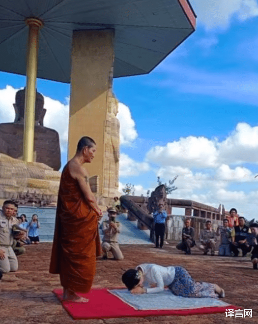 诗妮娜|泰国贵妃诗妮娜趴地拜僧，身姿挺拔惹男军官侧目，翩翩起舞比公主优美