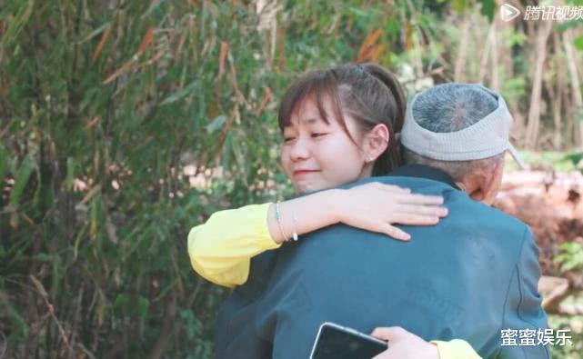 段奥娟|都在18岁出道，林允为父母买房，段奥娟住大山的平房爷爷出镜慈祥