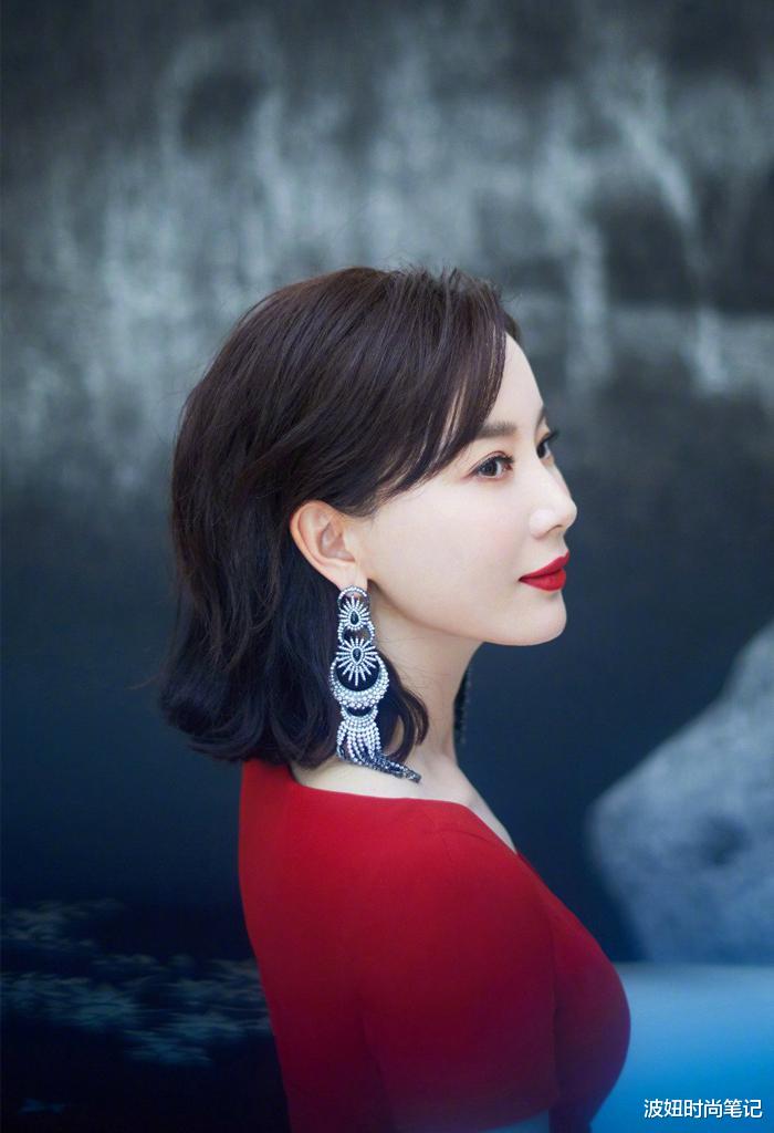 发型|女人过了40岁尽量少烫“大妈卷”，试试这4种发型，时髦显气质