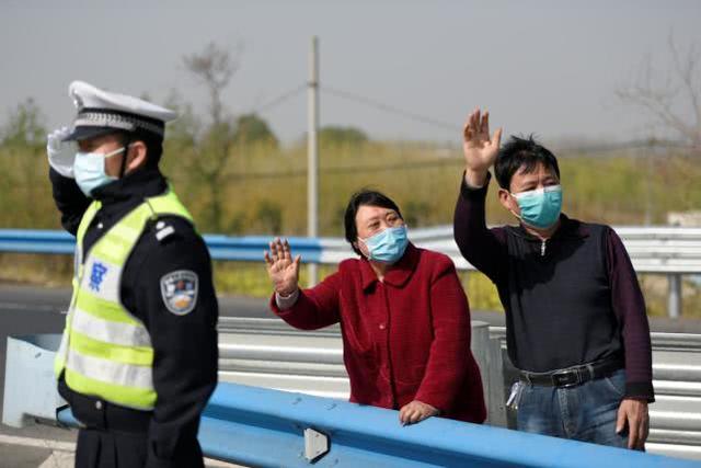 杭州▲看哭了!儿子援鄂归来,老母亲高速护栏外挥手迎接:我只想默默看一眼儿子