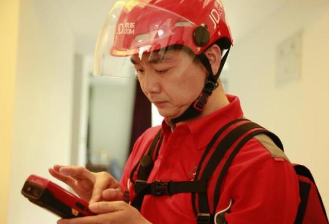 「京东」京东001号快递员，跟着刘强东送了10年快递，如今给他什么待遇？