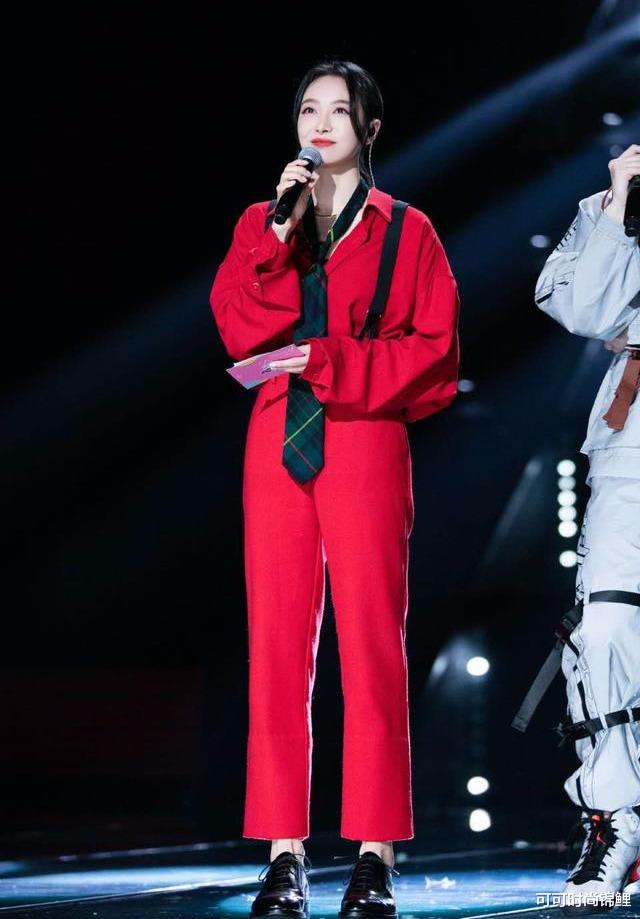 [宋茜]宋茜新造型，背带烟管裤配英伦领带尽显“雅痞范”，扎低马尾超美