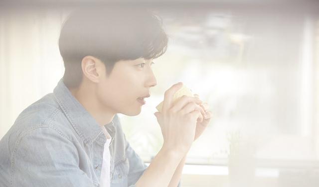 星座爱情观|心里有你的12星座才会有这个暧昧举动，不是开玩笑而是真心