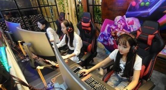 叮妈 网吧通宵营业,老板为何不赶走“蹭睡”的人?内行人道出“猫腻”