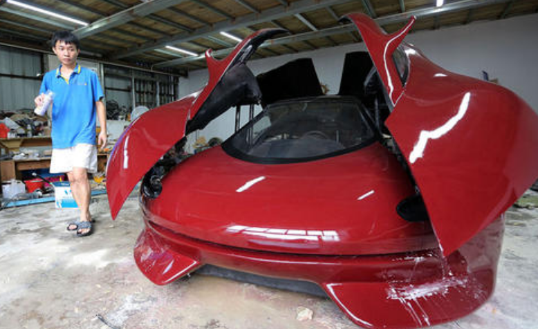 超级跑车@中国男子3万打造超跑！特斯拉看了也甘拜下风：这鹰翼门我做不来