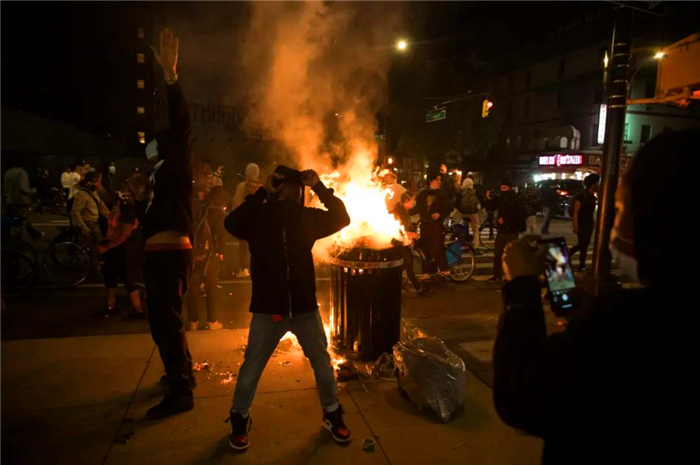 『特朗普』全美逮捕万名抗议者！美国人突然站出来索赔，开出14万亿“罚单”