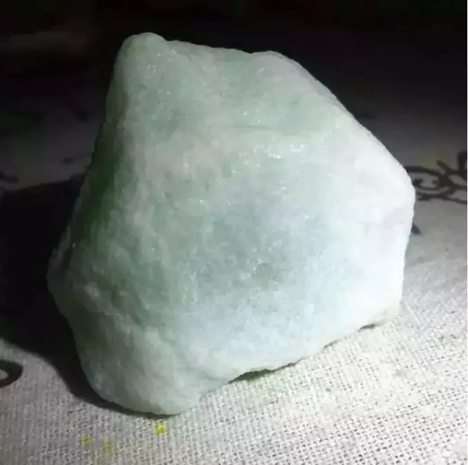 【翡翠】巴掌大的翡翠料子，切开后，谁知出了高货！