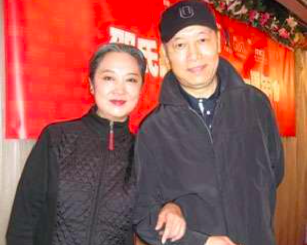 朱丹|恬妞嫁给了万梓良,恬妮嫁给了岳华,一对姐妹花命运却大不同