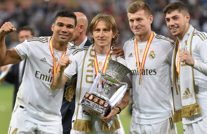 『巴塞罗那』皇马球迷春风得意，巴萨球迷吹头丧气，十分精彩的一场比赛