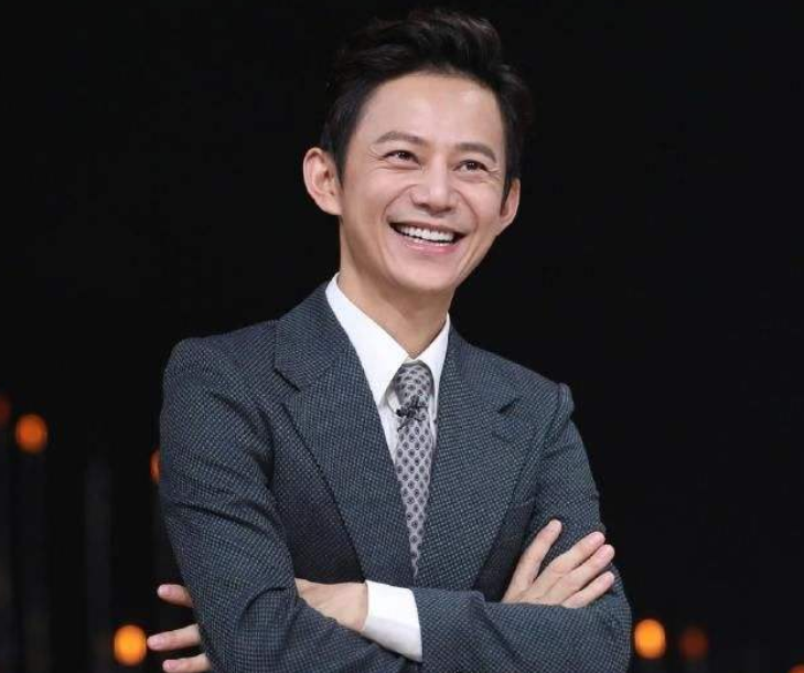 主持人|全国主持人齐聚央视大合影，董卿稳坐C位，撒贝宁地位不及汪涵