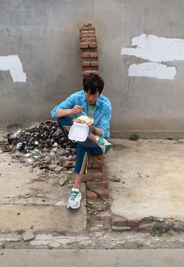 『张国伟』跳高之神，退役世界的亚军蹲垃圾旁低头吃盒饭