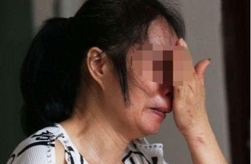 #清华大学#故事：儿子高考713分考入清华，寡妇请客无人来，第二天来了千万富翁