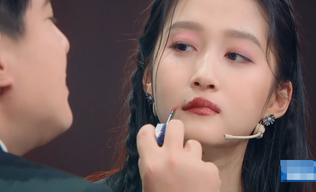 杨迪▲沈腾把口红涂坏, 意识到关晓彤黑脸后, 接下来的救场, 太显情商了