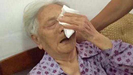 |她曾被日军残忍划开肚子，还好留住了性命，如今控诉日本人的恶行