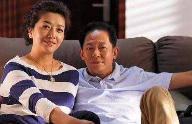 『江珊』51岁江珊素颜照曝光，帅气的丈夫却只有36岁，深得女儿喜爱