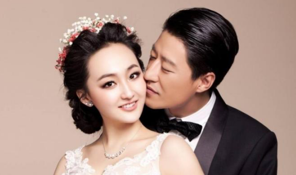 于震|两人因戏生情，婚后6年生3胎，丈夫片约不断，被称“屏幕硬汉”