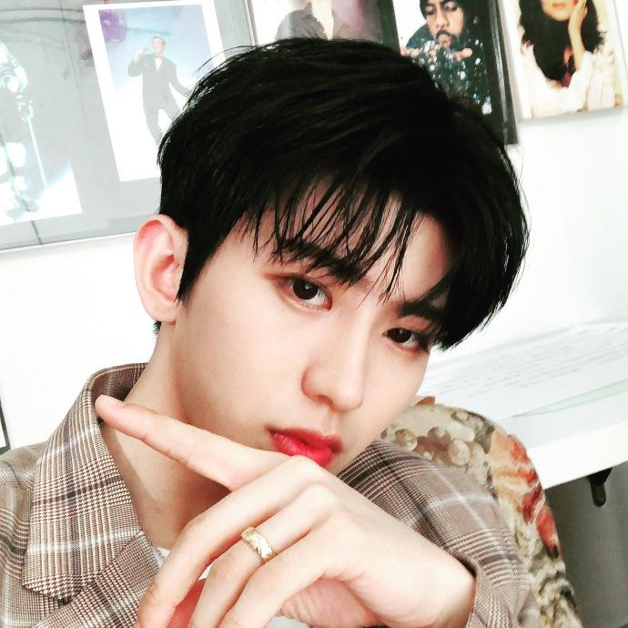 #奔跑吧兄弟#蔡徐坤真实身高是多少？看看他与跑男家族的合影，182确实没做假