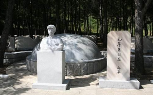 毛岸英|朝鲜烈士陵园有一块特殊的墓碑,1959年一位女士跪在墓前 我来晚了