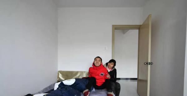 被宣告“倒数”的渐冻症男孩挺过了2019年,爱心人士为母子找到公租房