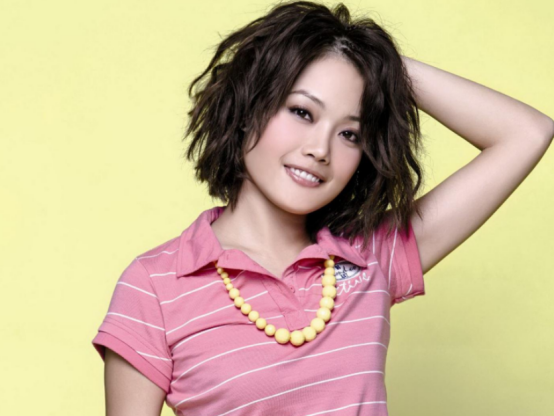 『结婚』拥有独特的声音,再加上强硬的唱功,容祖儿的表现很亮眼