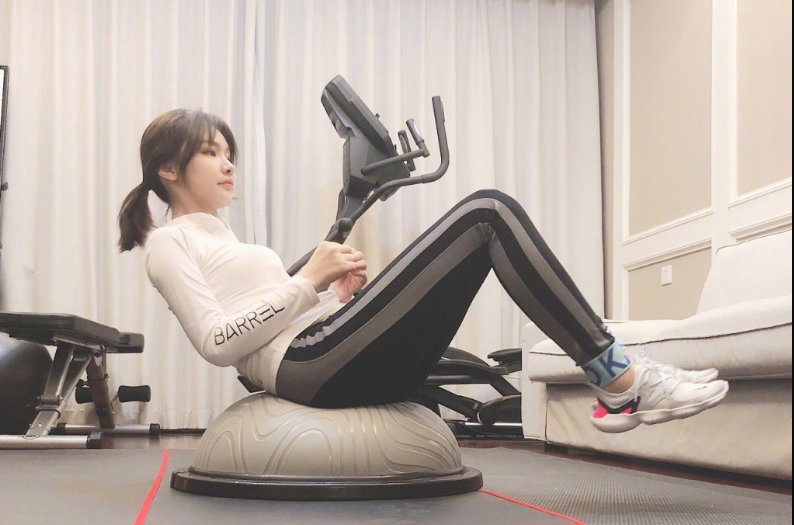 韩懿莹|Miss的直播“变了”？以前直播打游戏，现在却更像给大家分享生活！