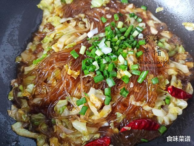 []包菜炒粉条，很多人第一步就错了，大厨教你一招，营养下饭不起坨