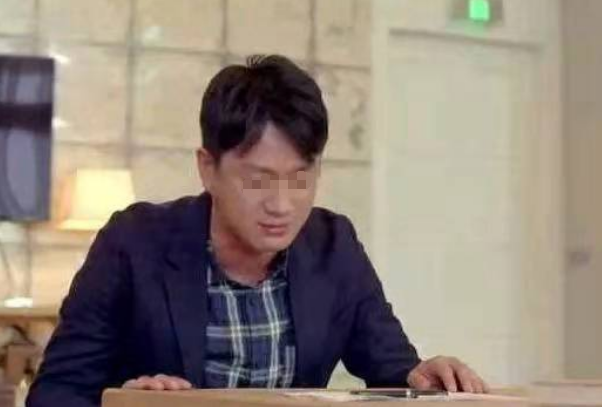 乡亲们|哥供弟上学,弟弟高考686分,回家后村长拿出木盒,弟弟抱头痛哭