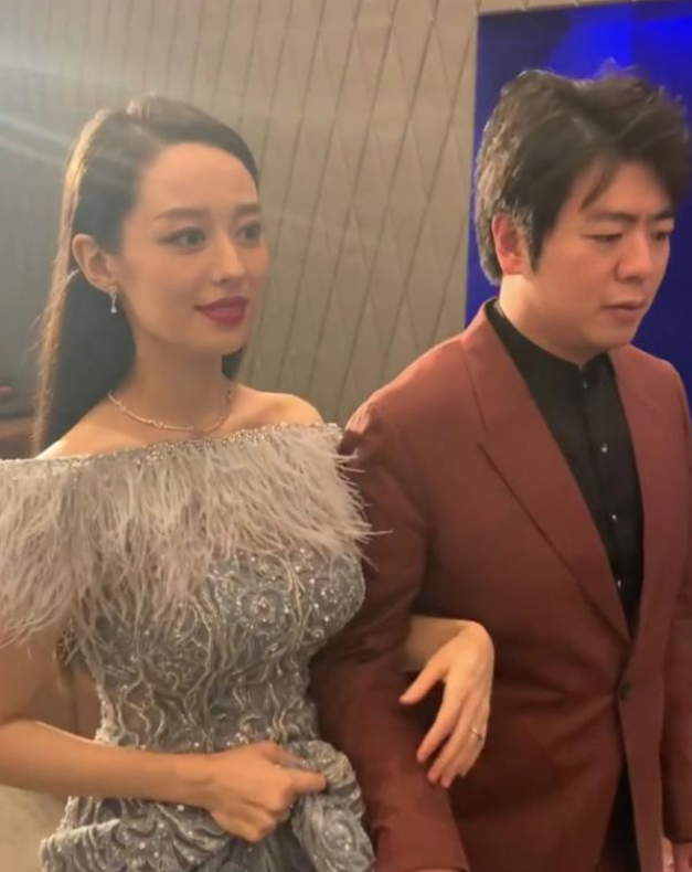 吉娜·爱丽丝|吉娜怀孕6个月坚持穿礼服,谁注意她搭配的鞋?是对孕妇身份最大的尊重!