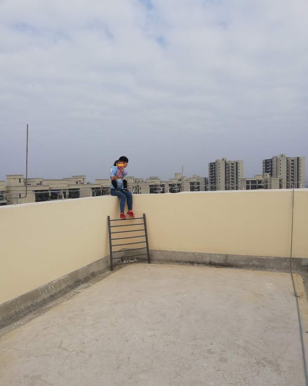 美宴共赏 女孩指使妹妹跳楼，被拍摄后抢手机毁灭证据，母亲无奈澄清真相