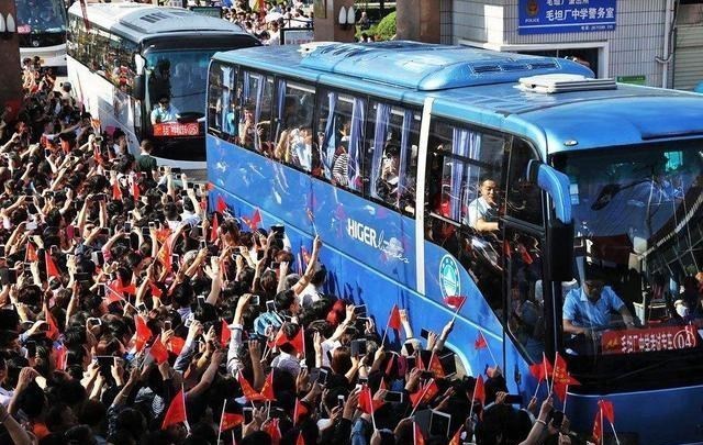 ##高考当天四大景,许多家长都有过,今年你会中几个?