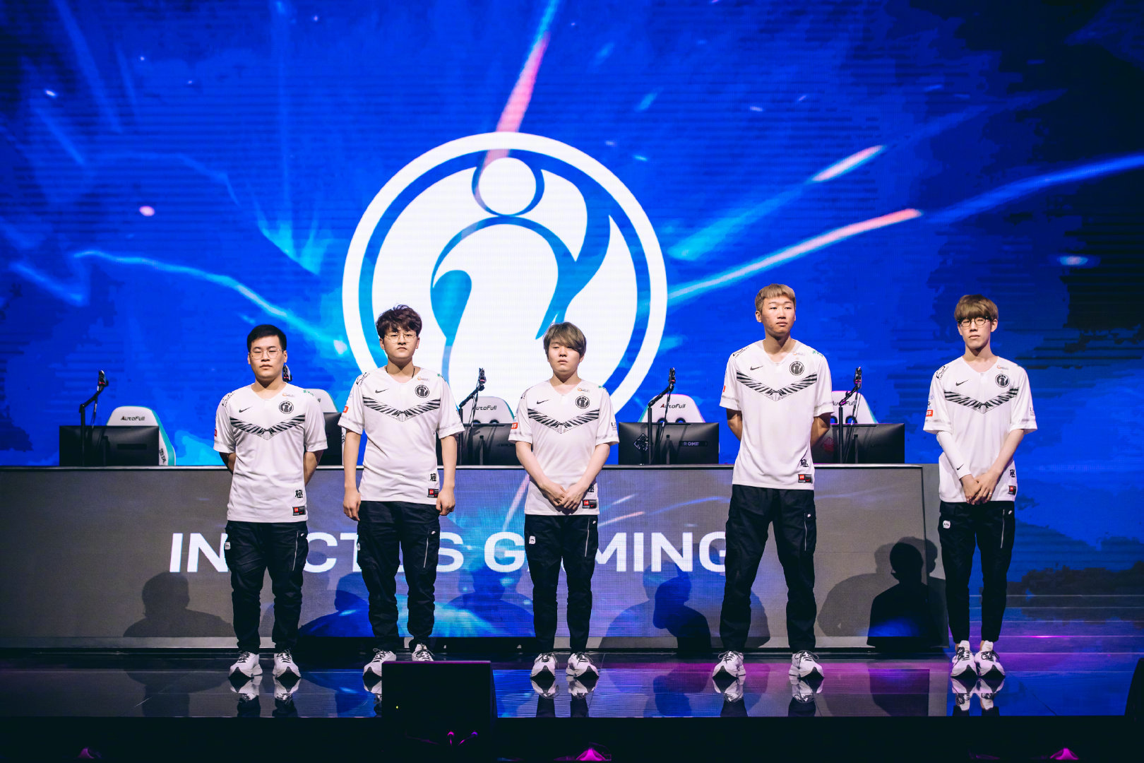 ig|“IG台上看JKL出征图”火了，rookie的表情让人泪目！