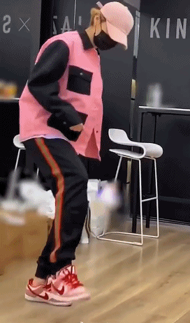 鹿晗■鹿晗把卷纸当足球踢,黄子韬问他“傻不傻”,吴亦凡收工后打篮球