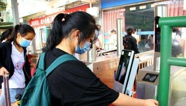 「作文」高考语文结束，各地作文题出炉，全国卷I被吐槽：看不懂题