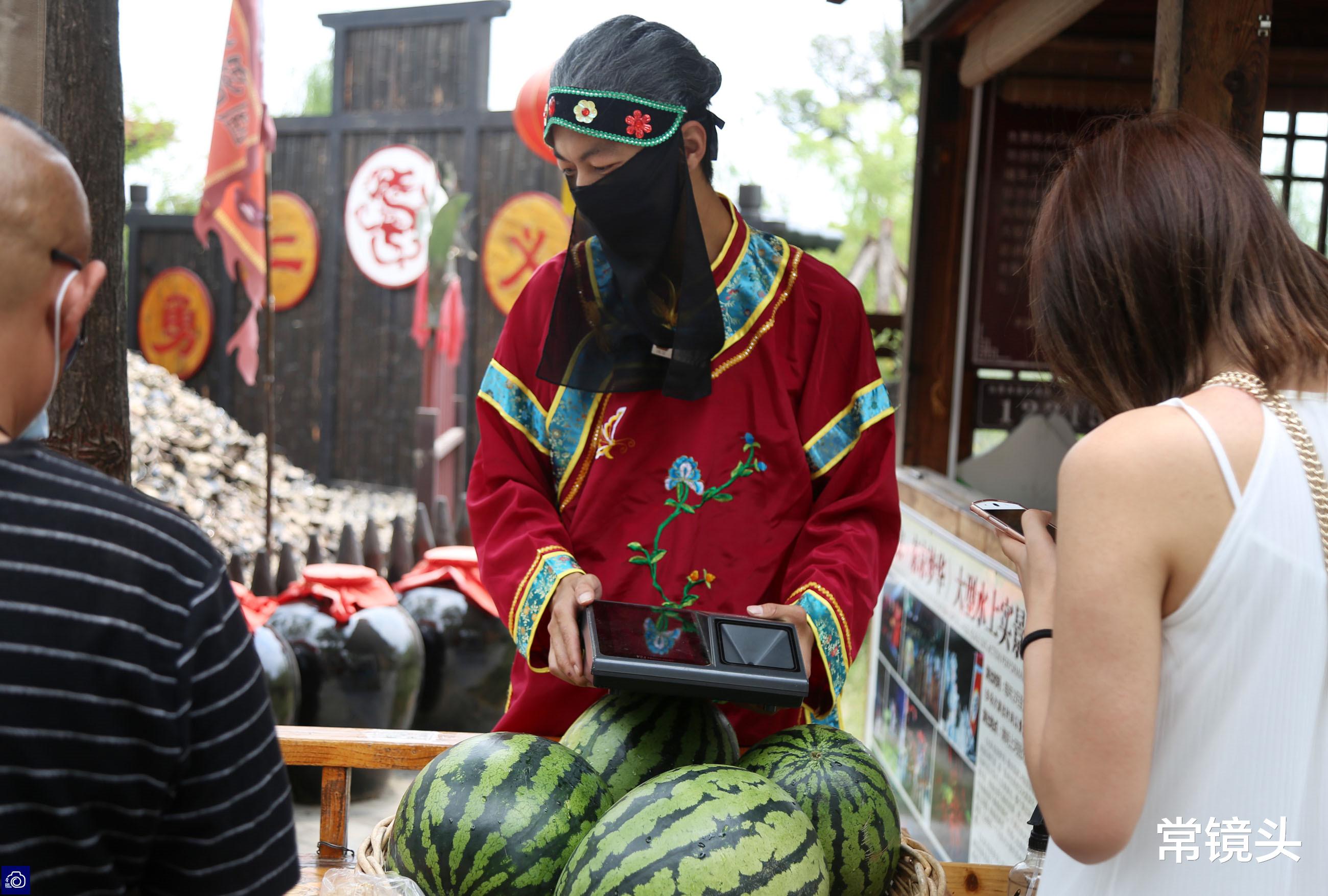 [摆摊]漂亮模特辞职摆摊卖西瓜，一年净赚20万，老公听说后辞职跟她打工