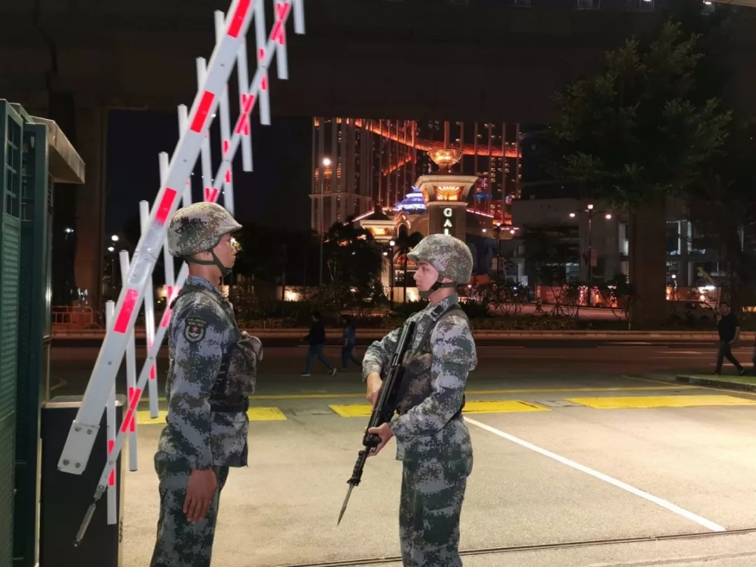 『』两个哨兵一起站岗，为什么只配备一把枪？看看二十年前的教训