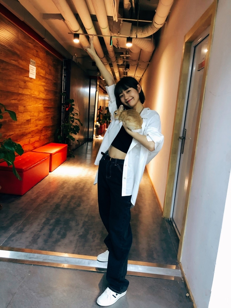 段奥娟：“减肥模板”段奥娟上线了，穿黑色小背心露蛮腰，短发少女又可爱