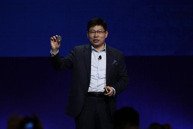 芯片|不等光刻机了！华为海思转变“方向”，直接改造屏幕芯片打破困境