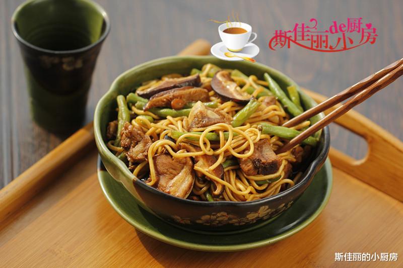 『面条』我家的面条不煮也不炒,焖一焖就出锅,三天两头准做,儿子吃嗨了