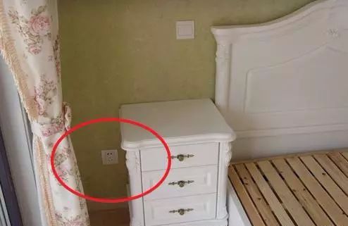 朋友家把插座给装成这样，无语了，请个师傅帮看看啊