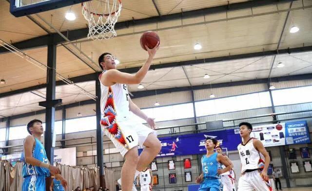 中国男篮|喜讯！中国男篮再迎天才中锋，19岁身高2米，天赋超周琦