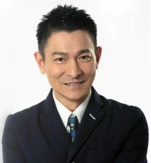 杨丽娟|为追刘德华家破人亡，守身如玉42年的杨丽娟，如今成超市收银员