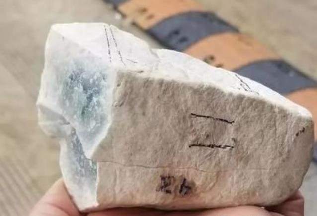 翡翠|翡翠原石出现断口就代表种嫩吗？带你来看看断口的翡翠