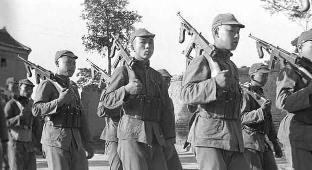 段苏权|他18岁当师政委，却被暂授少将军衔，授衔时他当众扯下肩章不戴